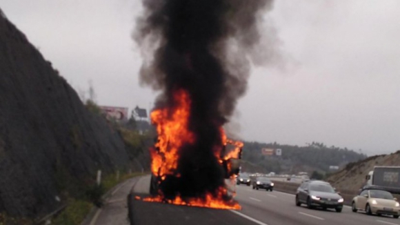 Camião a arder na A3 em Santo Tirso provoca fortes condicionamentos no trânsito