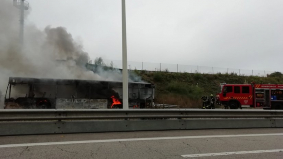 Autocarro a arder corta A43 em Gondomar