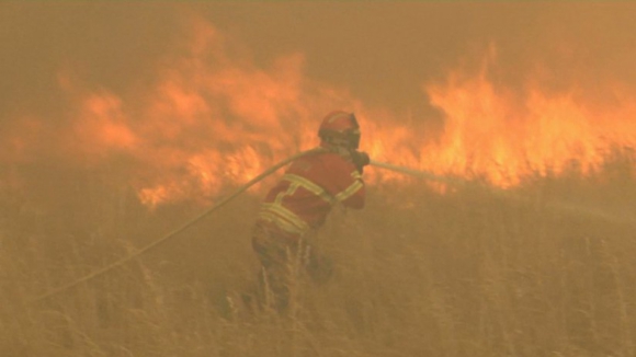 Incêndio em Atiães, Vila Verde, preocupa bombeiros devido a proximidade de habitações