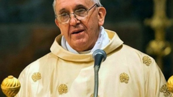 Papa condena fogos que devoram povos e culturas "para homogeneizar tudo e todos"