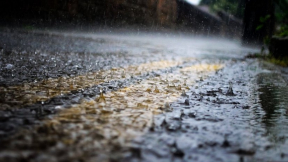 Porto entre os oito distritos do continente sob aviso amarelo no sábado devido à chuva