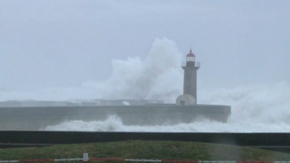 Mau tempo: Sete barras do continente fechadas devido à agitação marítima forte