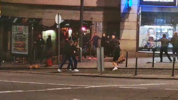 Novos vídeos mostram desacatos na cidade do Porto entre adeptos de futebol ingleses e belgas