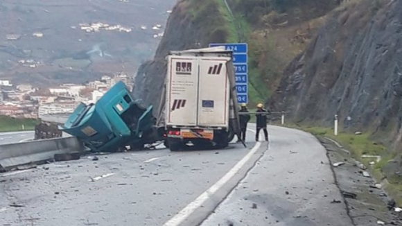 A24 cortada entre Lamego e Régua devido a despiste de camião