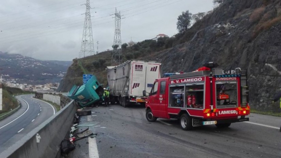 Galeria de imagens do despiste do camião que cortou a autoestrada A24 durante nove horas