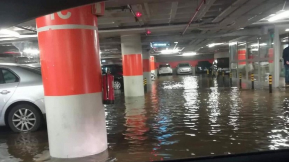 Mau tempo inunda parque de estacionamento do principal centro comercial de Braga