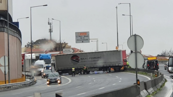 Circulação retomada na VCI no Porto quatro horas após despiste de camião