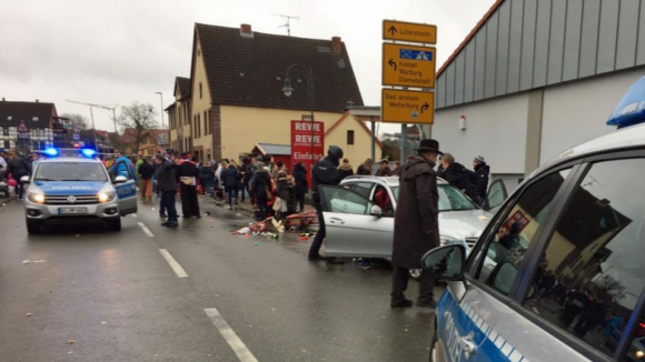 Automóvel atropela desfile de Carnaval na Alemanha, vários feridos