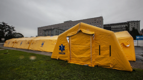 Covid-19: Tendas instaladas no Hospital S. João são para avaliar casos suspeitos