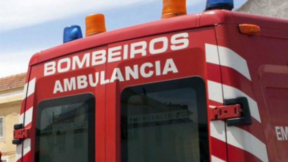 Colisão entre ligeiro e motociclo provoca um ferido grave em Guimarães