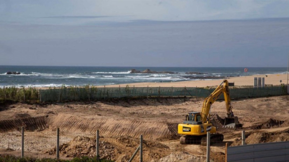 Ministro do Ambiente repreende CCDR-N por viabilizar hotel em praia de Matosinhos