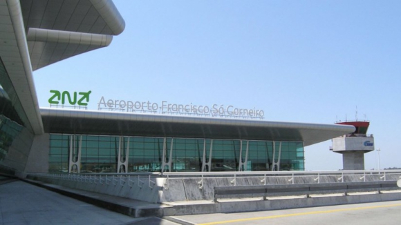 Dezenas de voos cancelados deixam milhares de passageiros em terra no aeroporto do Porto