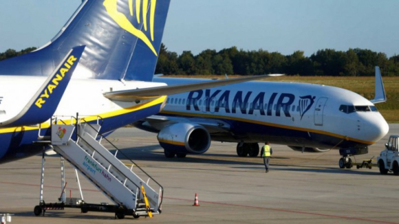 Covid-19: Ryanair suspende todas as viagens a partir de quarta-feira