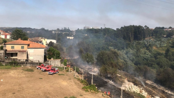 Incêndio começa numa fábrica e chega a ameaçae casas em Vila Nova de Famalicão