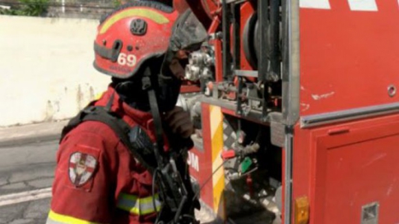 Cinco bombeiros com ferimentos ligeiros no combate ao fogo em Chaves