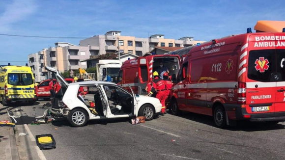 Colisão entre INEM e veículo ligeiro provoca um morto, dois feridos graves e três ligeiros em Vila Nova de Famalicão 