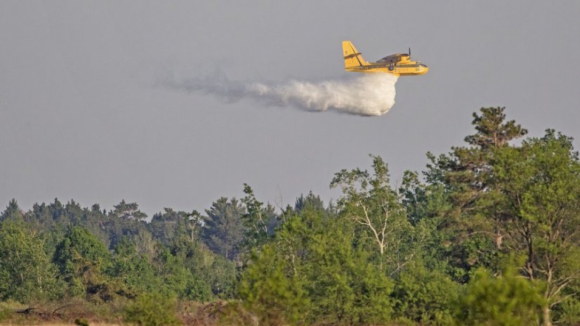 Meios aéreos juntam-se ao combate ao fogo no parque do Gerês