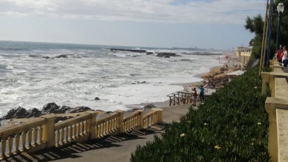 Banhistas retirados das praias no Porto e Matosinhos devido à agitação marítima 