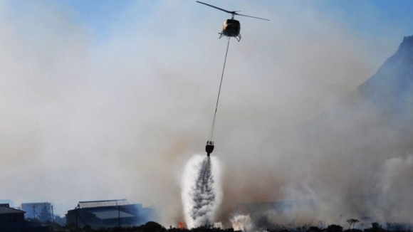 Mais de 100 operacionais e oito meios aéreos combatem fogo em Castro Daire