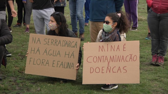 Centenas de pessoas sobem Serra d'Arga contra prospeção de lítio na região