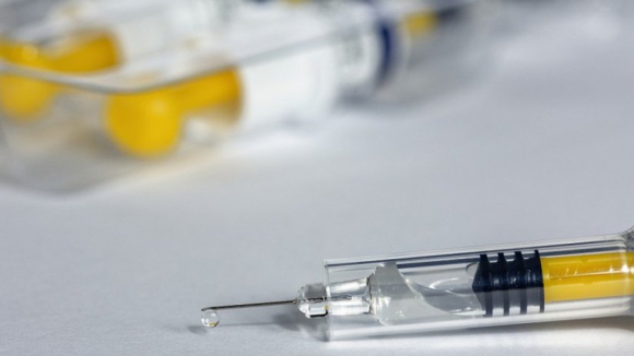 Vacinas contra a Covid-19 começam em janeiro para 950 mil pessoas prioritárias
