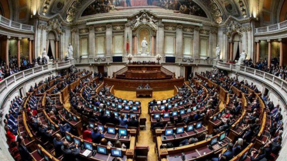 Covid-19: Parlamento aprova prolongamento do estado de emergência