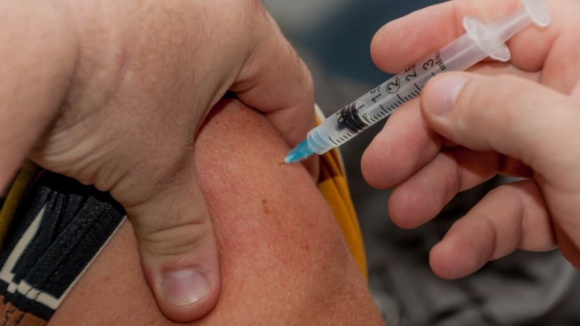 Cem mil vacinas na próxima semana para idosos ou com doenças associadas 