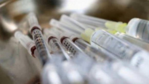 Estudo da Universidade de Coimbra revela queda de anticorpos da vacina ao fim de três meses