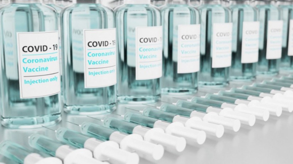 Vacinação contra a Covid-19 passará das autarquias para centros de saúde quando aliviar a pressão
