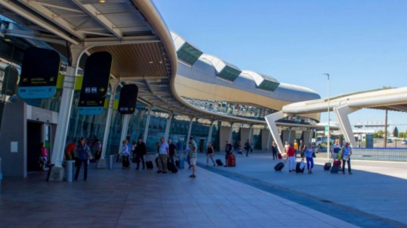 Aeroporto de Faro muda de nome em homenagem a Gago Coutinho, mas TAP continua a milhas