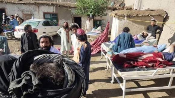 Pelo menos 225 mortos em sismo no leste do Afeganistão