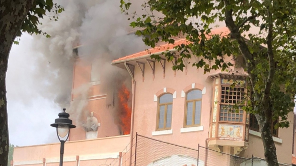 Incêndio em colégio no Porto está controlado. Vejas as imagens
