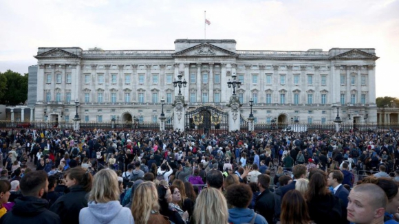 Milhares de pessoas prestam homenagem junto ao Palácio de Buckingham