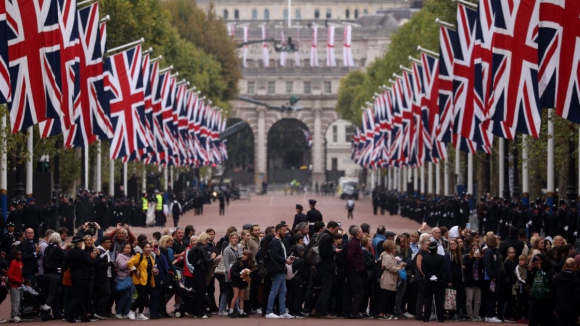 Multidões despedem-se nas ruas de Londres de Isabel II, a "rainha unificadora"