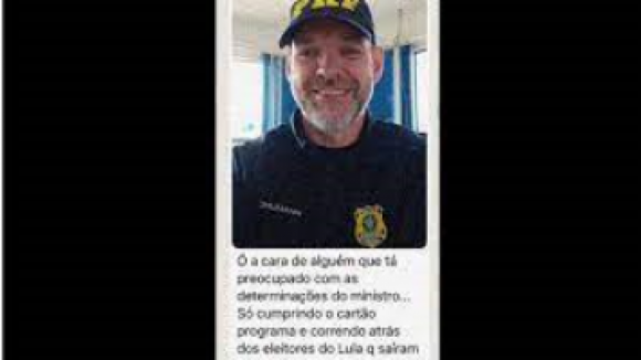 Agente da polícia brasileira comemora ter impedido eleitores de Lula de votar