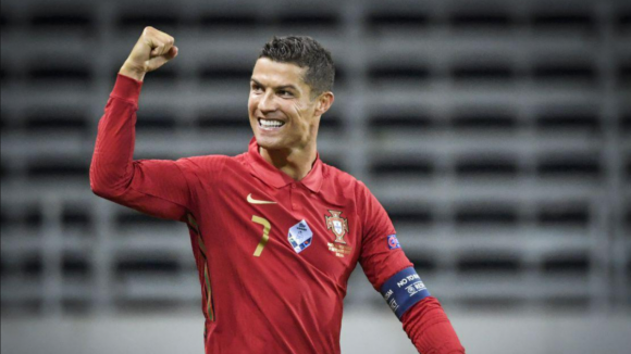 "Al-Nassr assina oficialmente com a lenda portuguesa Cristiano Ronaldo". Imprensa árabe anuncia que CR7 já tem novo clube