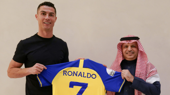 É oficial. Cristiano Ronaldo assina pelo Al Nassr