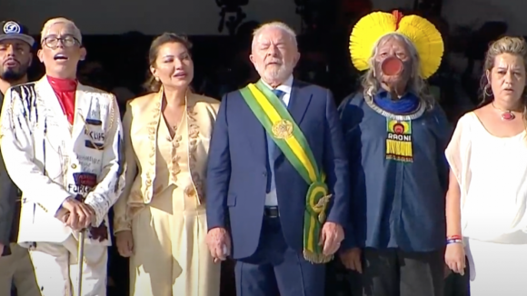 Com Bolsonaro ausente, Lula recebe a faixa presidencial das mãos "do povo brasileiro"