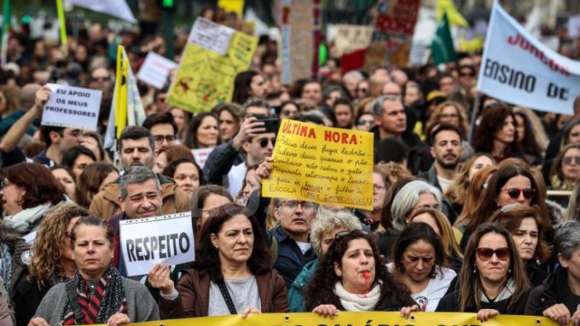 Mais de 20 mil professores iniciaram marcha em Lisboa em defesa da escola pública
