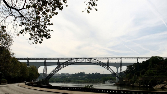 Utilização da Ponte Maria Pia no Douro como via ciclável e pedonal permanece sem decisão da IP e municípios