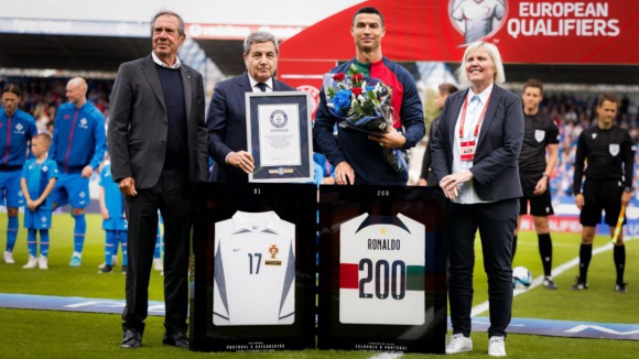 Ronaldo homenageado pela conquista dos 200 jogos com a atribuição de um diploma do Guinness