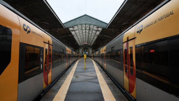 Greve de revisores e bilheteiras da CP suprimiu 3.938 comboios desde 5 de junho
