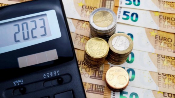 Euro cai e segue ligeiramente abaixo de 1,09 dólares