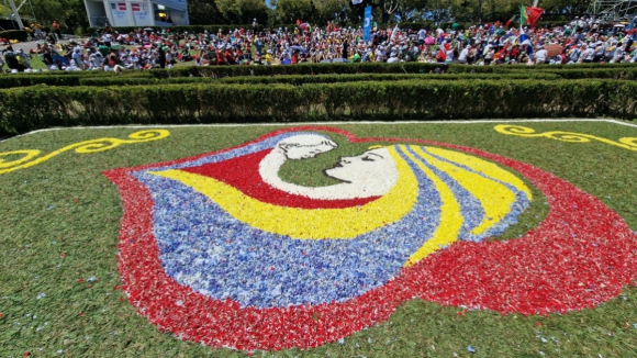 Grupo de Vila do Conde "pinta" o chão do Parque Eduardo VII de flores para o Papa Francisco