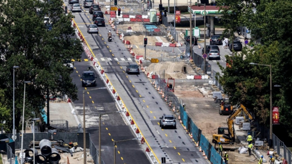 Obra do metrobus do Porto corta faixas na Avenida Marechal Gomes da Costa durante um mês