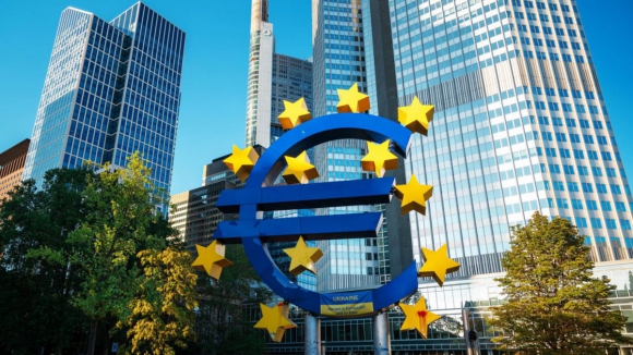 Zona euro com excedente do comércio internacional de bens de 5,3 mil milhões de euros até junho
