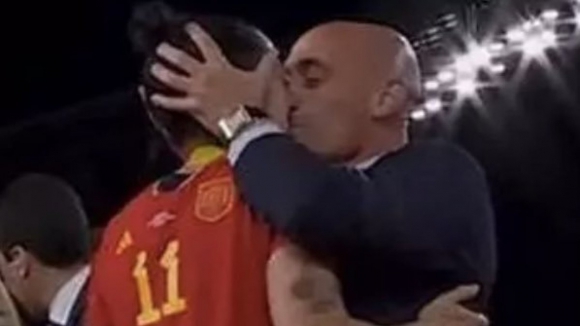 Presidente da Federação Espanhola beija jogadora durante festa do título