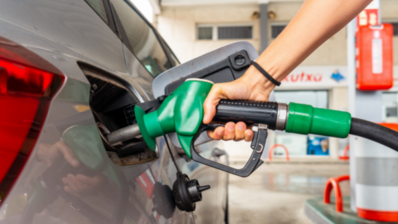 Preço do combustíveis desce já esta segunda-feira