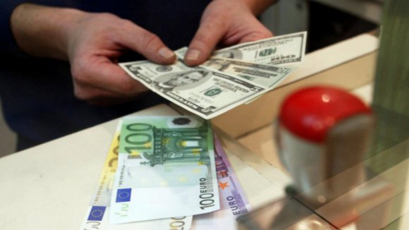 Euro volta a cair face ao dólar e atinge mínimo desde março