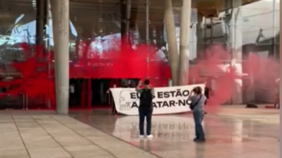 Ativistas climáticos atiram tinta vermelha e interrompem evento dedicado ao setor da aviação